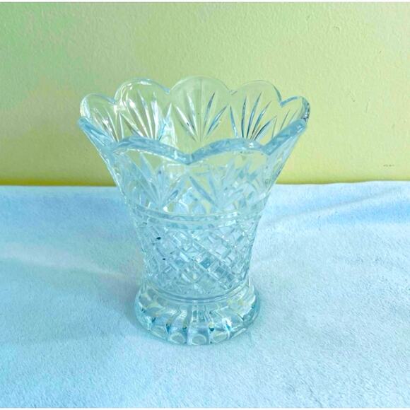 Vintage Glass & Pineapple Fan Pattern Vase w/ Scalloped Rim - Picture 1 of 8
